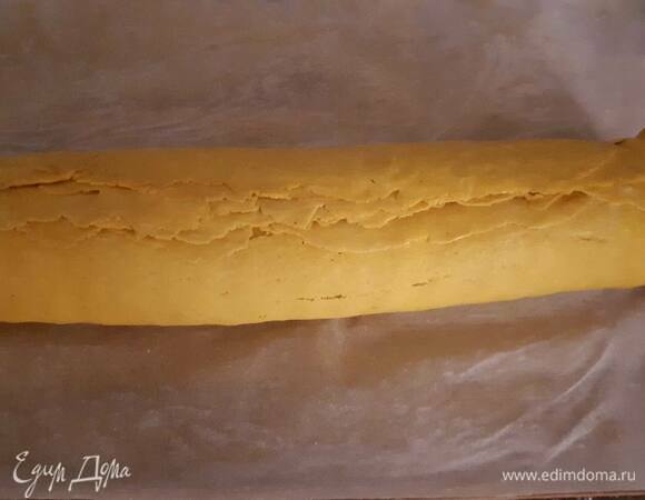 Сверните тесто в рулет.