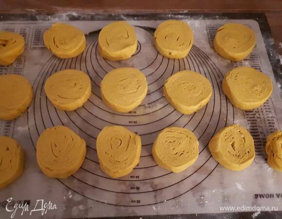 Нарежьте на части примерно по 2 см шириной.