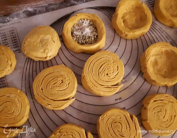 Сформируйте колодцы. Осторожно, не вдавливайте сильно донышко — нужно, чтобы осталась слоистая структура.