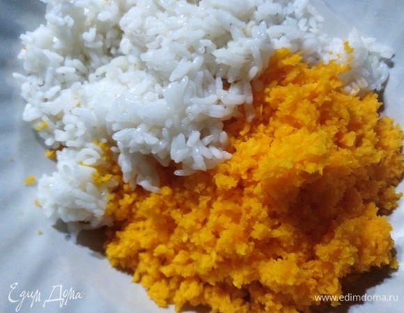 Рис отварить в подсоленной воде в пропорции 1:2. Остудить. Мякоть тыквы измельчить блендером. Соединить с рисом.