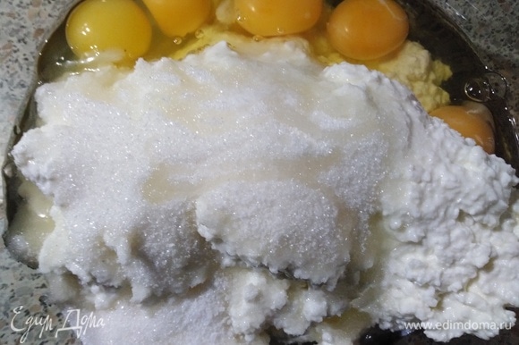 В творог вбить яйца, всыпать сахар и соль. Пробить блендером до однородности.