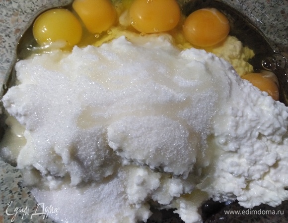 В творог вбить яйца, всыпать сахар и соль. Пробить блендером до однородности.