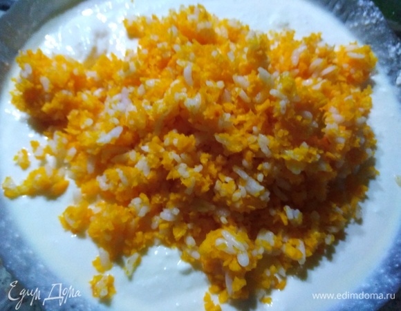 Соединить творог с тыквой и рисом. Массу хорошо перемешать.