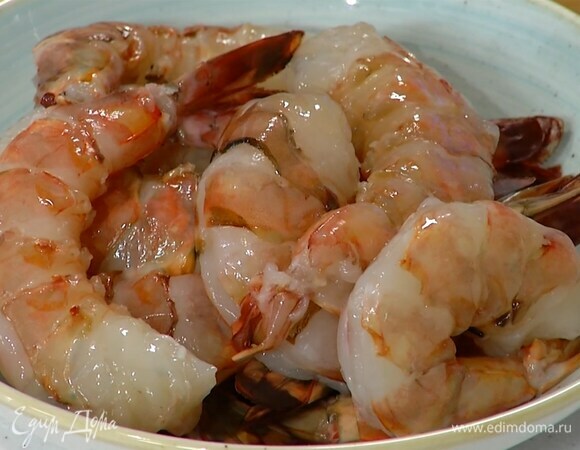 Креветки слегка посолить и поперчить.