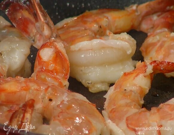 Разогреть в глубокой сковороде оливковое масло, добавить креветки и, влив немного лимонного сока, обжарить их.