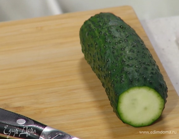 Огурец очистить от кожицы и нарезать длинными тонкими полосками.