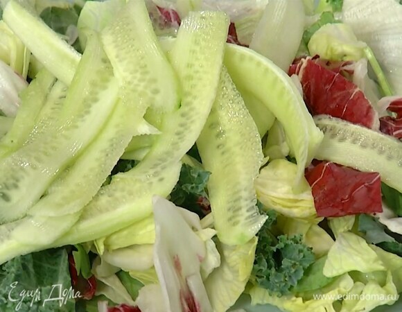 Салатный микс выложить в большую тарелку, сверху разложить полоски огурцов, сбрызнуть оставшимся лимонным соком, полить оливковым маслом Extra Virgin, посолить, поперчить.