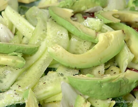 Авокадо почистить и удалить косточку, мякоть нарезать ломтиками и выложить на салат.