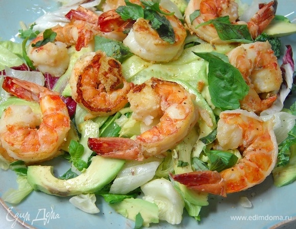 Сверху разложить теплые креветки, все посолить, поперчить, полить медом и посыпать измельченной руками зеленью.