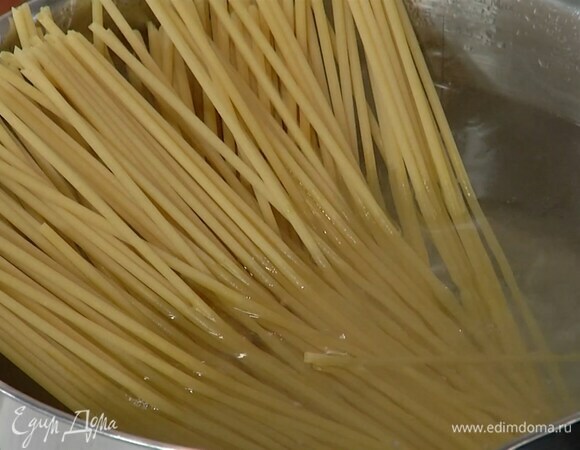 Букатини отварить в кипящей подсоленной воде согласно инструкции на упаковке, затем воду слить и сохранить.