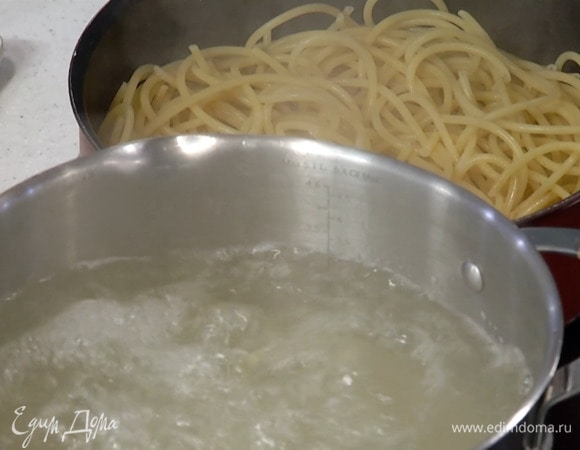 Отваренные макароны переложить в сковороду с маслом, влить немного воды, в которой варились букатини.