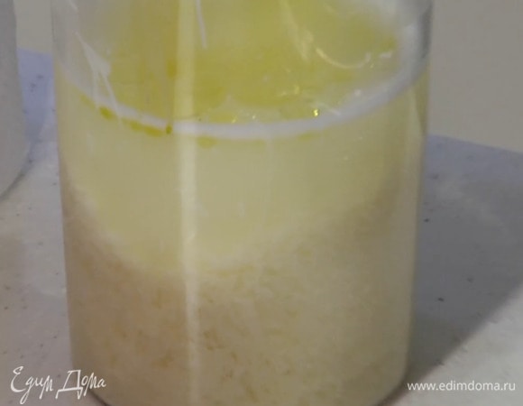 Весь сыр натереть на мелкой терке, выложить в чашу блендера, влить 150 мл воды, в которой варились макароны, оливковое масло и взбить все погружным блендером.