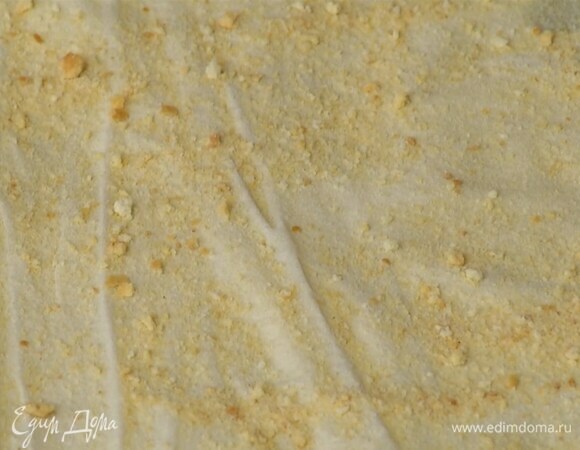 На выстеленный бумагой для выпечки противень уложить друг на друга листы фило, смазывая их растопленным маслом, последний лист посыпать панировочными сухарями.