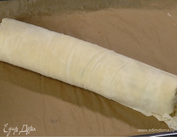 На тесто равномерно выложить творожную начинку, сверху смазать вишневым джемом и свернуть по длинной стороне в рулет, подвернув внутрь края теста по бокам.