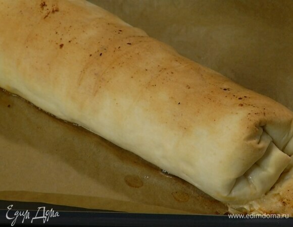 Смазать рулет оставшимся сливочным маслом и выпекать в разогретой духовке 30 минут, готовый штрудель посыпать оставшейся сахарной пудрой.