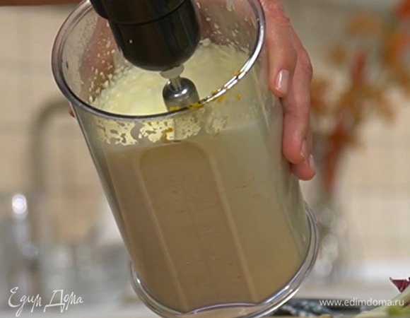 Сливки перемешать с 1 ст. ложкой сахарной пудры и цедрой, взбить все блендером с насадкой-венчиком.