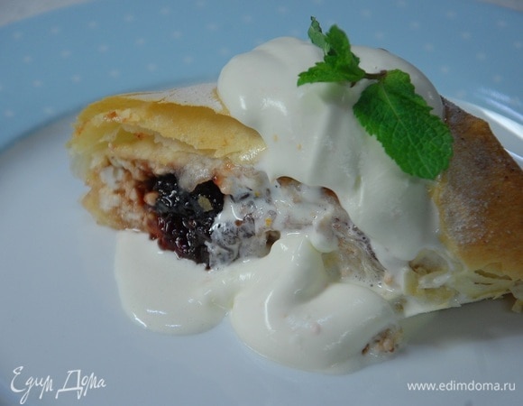 Подавать штрудель со взбитыми сливками, украсив листьями мяты.