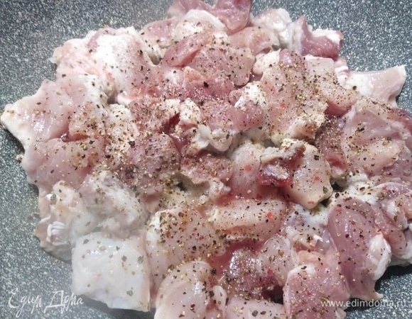 Мясо выложить в сковороду, посыпать перцем. Жарить до золотистого цвета 20 минут.