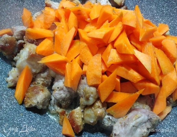 Посолить. Добавить морковь. Жарить 10 минут.