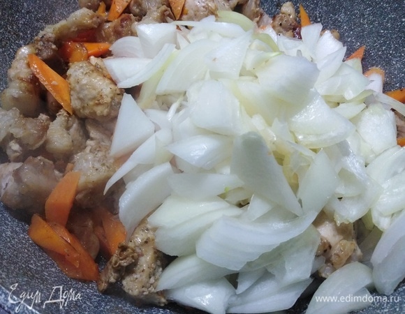 Затем лук. Жарить 10 минут.