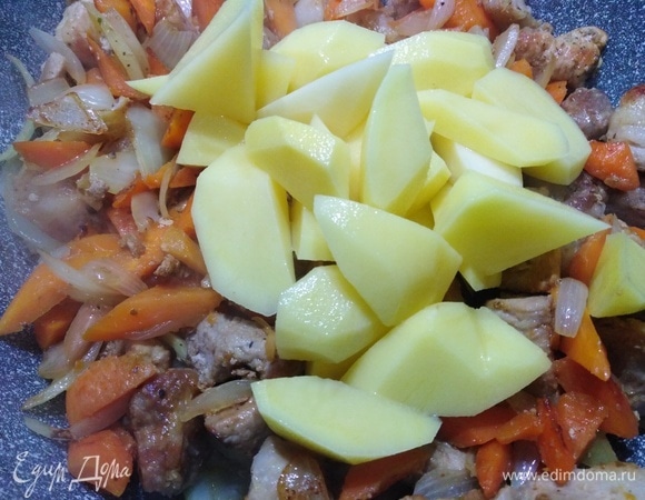 Следом картошку. Перемешать.