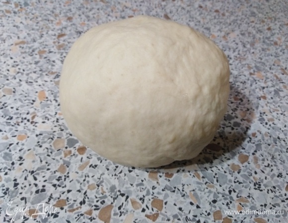 В воду добавить сахар, соль, дрожжи, растительное масло. Всыпать муку. Замесить тесто. Оно не липнет к рукам, поэтому дополнительно не стоит припылять стол мукой или смазывать руки растительным маслом. Накрыть и оставить на 20 минут для отдыха.
