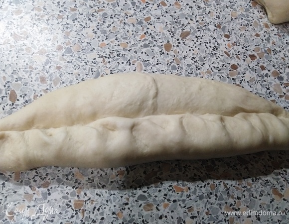 Каждую часть сложить колбаской.