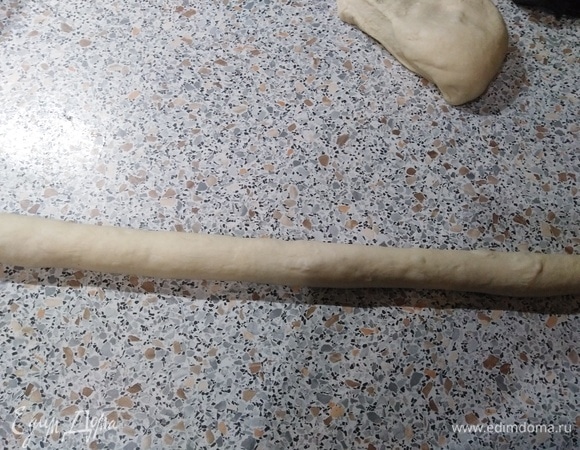 Затем раскатать в жгут длиной 40–50 см.