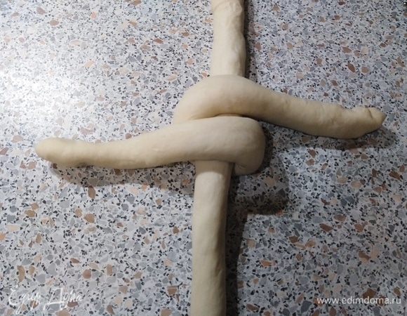 Затем один жгут наложить на другой. Концы нижнего жгута перекрестить поверх верхнего жгута. То же самое проделать с двумя другими концами.