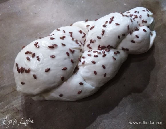 Выложить на пекарский лист, смазать водой. По желанию посыпать маком, семенами кунжута или льна. Накрыть. Оставить на 1 час для расстойки.