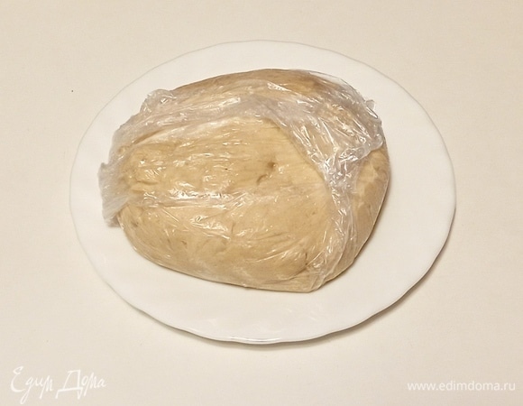 Для приготовления пиццы я использую кефирное тесто, которое было приготовлено заранее и предварительно заморожено. Перед приготовлением я достала заготовку из морозилки и разморозила при комнатной температуре. 