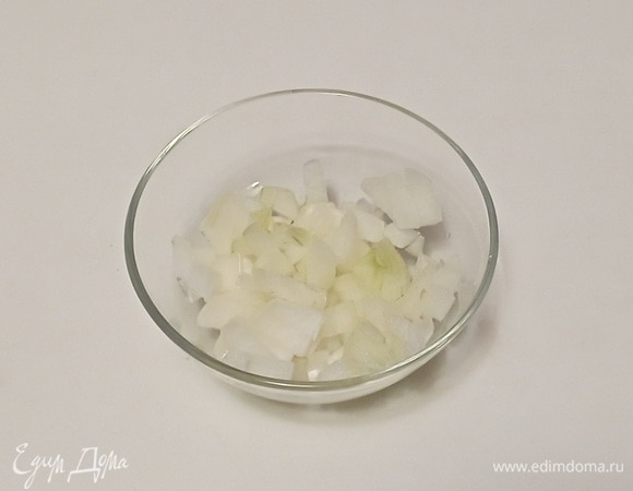 Репчатый лук нарежьте кубиками.