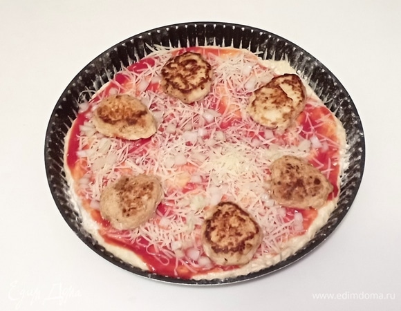 После этого выложите половинки котлет.