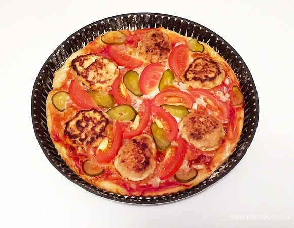 Разогрейте духовку до 200°C и поставьте противень с пиццей на 17 минут (время приготовления зависит от вашей духовки). Приятного аппетита!