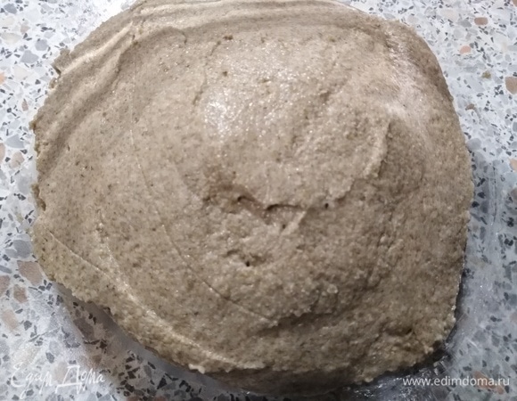 Сделайте опару: в закваску 100% влажности добавьте воду и муку, а затем накройте заготовку. 