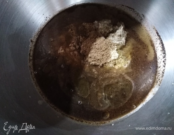 В готовую опару (300 гр) добавьте воду, растительное масло, соль, мед, солод, имбирь и мускат. Все перемешайте.