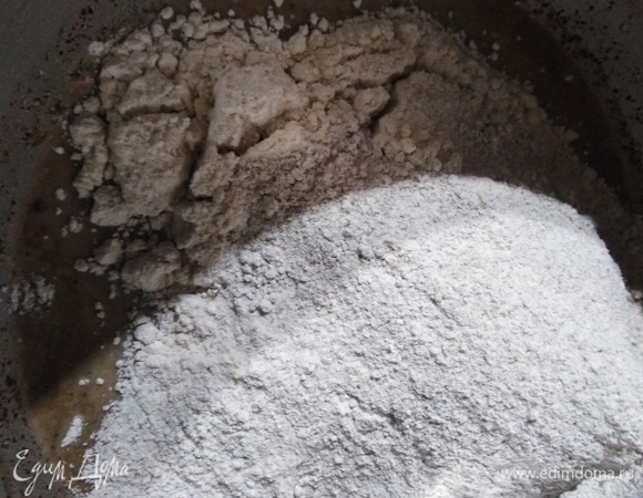 После этого всыпьте ржаную и цельнозерновую муку.