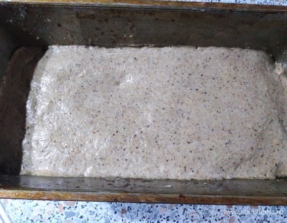 Переложите тесто в смазанную форму.