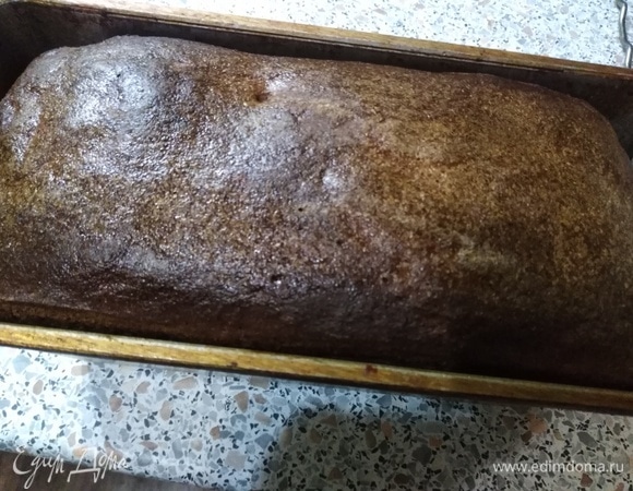 Первые 10 минут выпекайте с паром. Затем через 20 минут увлажните верхнюю часть буханки водой (проделайте то же самое через 10 минут). Допекайте хлеб в течение 10 минут после этой процедуры и вынимайте готовый продукт из формы.