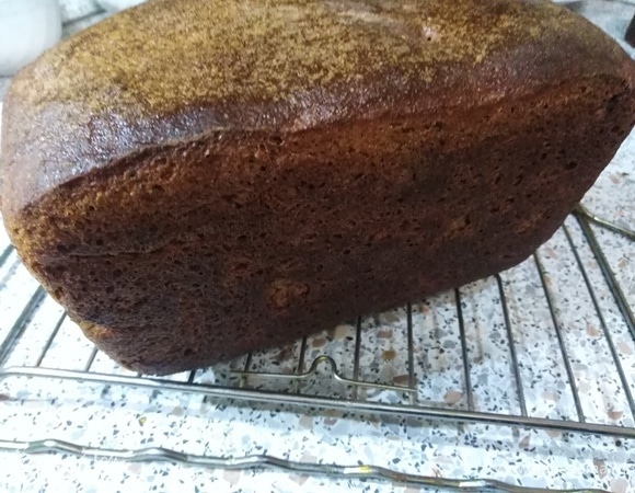 Остудите хлеб на решетке.