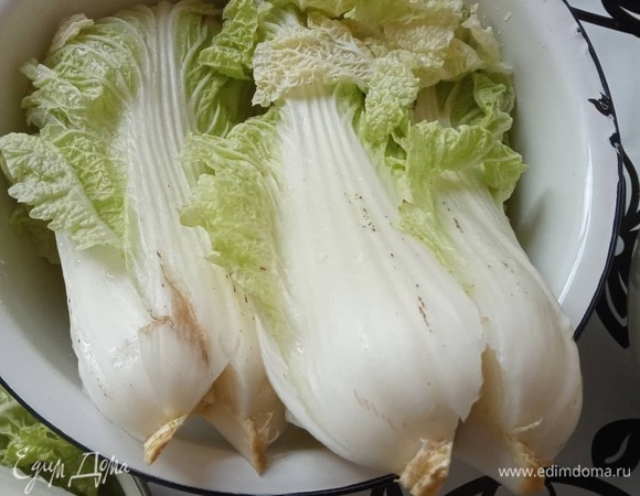 Тщательно промойте каждый лист, а после оставьте кочаны в миске на 15 минут, чтобы стекла влага. 