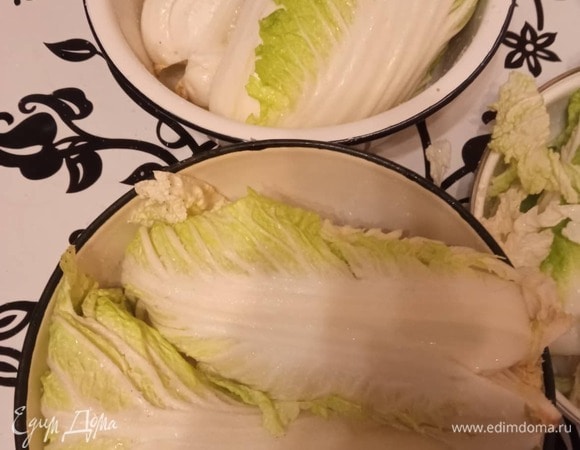 Тщательно обмажьте солью каждый лист капусты с обеих сторон (на толстые участки кладите больше соли) и оставьте продукт солиться минимум на 2 часа (или на 4). Когда пройдет половина времени, кочаны переверните и оставьте солиться снова. 