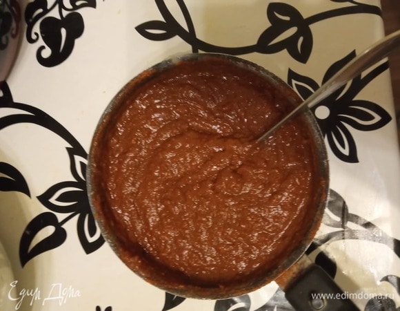 Пока капуста солится, приготовьте перечную пасту. В кастрюлю налейте 2 стакана воды и поставьте на огонь. Добавьте 2 ст. л. рисовой муки и тщательно размешайте ее, чтобы не осталось комочков. Когда вода начнет закипать, положите 3 ст. л. сахара, хорошенько размешайте. Можно убавить огонь и, помешивая, проварить смесь минуту. Когда жидкость начнет густеть и превращаться в кашицу, снимите с огня и дайте смеси остыть.