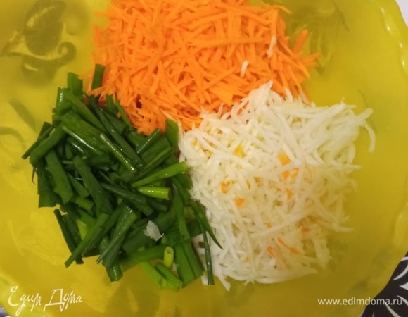 Теперь подготовьте овощи. Морковь и дайкон, очистив, натрите на терке для корейской моркови или нарежьте овощ очень тонкой соломкой. Зеленый лук нарежьте перьями по 2–3 см.