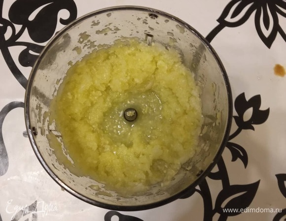 Из чеснока, репчатого лука и имбиря нужно сделать пюре с помощью блендера или натереть все ингредиенты на мелкой терке. 