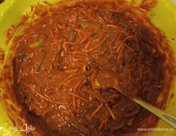 Приготовьте перцовую заправку. В остывшую кашицу добавьте луковое пюре, затем рыбный соус и острый перец. Если боитесь остроты, добавьте меньше. Оставьте набухать перец минимум 30 минут. После чего добавьте пасту в нарезанные овощи и все аккуратно перемешайте.