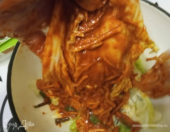 Через 2 часа (или чуть больше) достаньте капусту. Тщательно промойте каждый лист под проточной водой. Дайте капусте опять немного стечь (минут 5). По разрезу в основании кочана разорвите каждую половинку еще напополам.