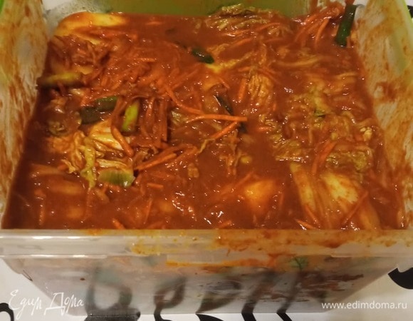 Обмажьте пастой каждый лист, сложите кусок капусты пополам и выложите в контейнер. То же самое проделайте с оставшимися листами. «Клубки» капусты уложите плотно и примните их руками, чтобы выделился сок. Закройте контейнер, плотно прижав содержимое крышкой, и оставьте капусту настаиваться при комнатной температуре на 36–48 часов.