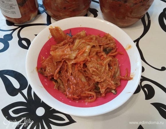 Через двое суток кимчи можно разложить по банкам и контейнерам, а затем убрать в холодильник. Приятного аппетита!