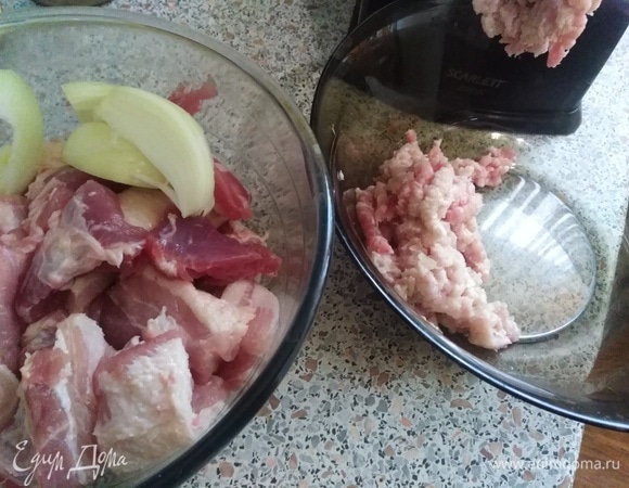 Свинину вместе с 1 луковицей пропустить через мясорубку.